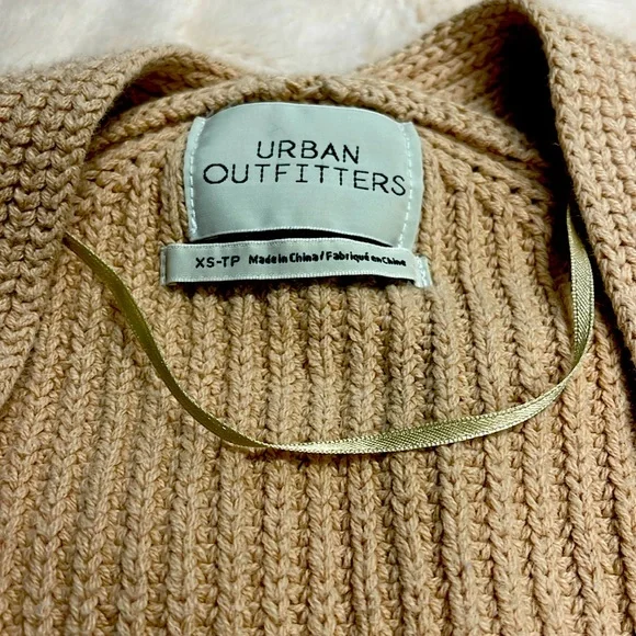 BNWOT URBAN OUTFITTERS VICTORIA OVER-SIZED SLOUCHY V-NECK BEIGE SWEATER SIZE XS - Picture 6 of 9